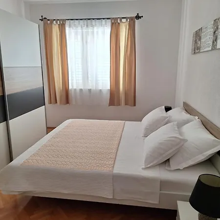 Ana Apartment Split