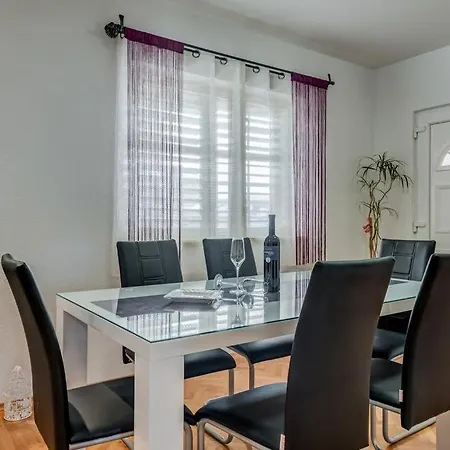 Ana Apartment Split