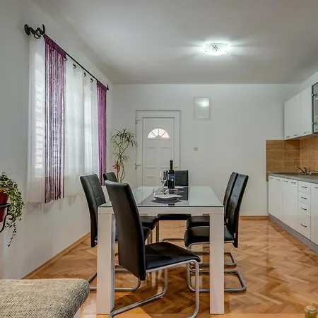 Ana Apartment Split
